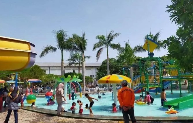 Tirtamas Gemilang Waterpark via Facebook, 1. Wisata Sejarah Keraton Kasepuhan di Cirebon, 2. Objek Wisata Keraton Kanoman di Cirebon, 3. Wahana Bermain Apita Waterboom, 4. Objek Wisata Sejarah Taman Sari Gua Sunyaragi di Cirebon, 5. Destinasi Wisata Banyu Panas Palimanan di Cirebon, 6. Wisata Religi Masjid Agung Sang Cipta Rasa Cirebon, 7. Wisata Belanja Terkenal Batik Trusmi Cirebon, 8. Wahana Bermain Waterboom siwalk di Cirebon, 9. Wahana Liburan Seru Outbound Siwalk di Cirebon, 10. Objek Wisata Danau Setu Patok di Cirebon, 11. Destinasi Wisata Wanawisata Ciwaringin di Cirebon, 12. Desa Wisata Cikalahang Cirebon, 13. Objek Wisata Situ Sedong di Cirebon, 14. Wahana Bermain Taman Ade Irma Suryani (Waterland) di Cirebon, 15. Wisata Kuliner Enak Nasi Jamblang Khas Cirebon, 16. Wisata Kuliner Empal gentong Khas Cirebon, 17. Tempat Romantis di Bukit Gronggong, 18. Objek Wisata Telaga Remis , 19. Ziarah ke Makam Sunan Gunung jati Cirebon, 20. Objek Wisata Pantai Kejawanan di Cirebon, 21. Pantai Baro Gebang, 22. Telaga Nilam, 23. Kolam Renang Hegar, 24. Kolam Renang Zam-Zam, 25. Water Park Ciperna, 26. Alun-alun Kejaksaan, 27. Batu Lawang, 28. Bukit Plangon, 29. Masjid Merah, 30. Jempol Waterboom, 31. Vihara Dewi Welas Asih, 32. Gedung BAT, 33. Wisata Kura Kura Belawa, 34. Masjid Raya At-Taqwa, 35. Keraton Kacirebonan, 36. Klenteng Hok Keng Tong, 37. Hutan Mangrove Kasih Sayang, 38. Pemandian Cibulan, 39. Tirtamas Gemilang, 40. Catherine Surya, 41. Grage City
