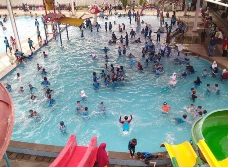 Waterboom Grage City Mall, 1. Wisata Sejarah Keraton Kasepuhan di Cirebon, 2. Objek Wisata Keraton Kanoman di Cirebon, 3. Wahana Bermain Apita Waterboom, 4. Objek Wisata Sejarah Taman Sari Gua Sunyaragi di Cirebon, 5. Destinasi Wisata Banyu Panas Palimanan di Cirebon, 6. Wisata Religi Masjid Agung Sang Cipta Rasa Cirebon, 7. Wisata Belanja Terkenal Batik Trusmi Cirebon, 8. Wahana Bermain Waterboom siwalk di Cirebon, 9. Wahana Liburan Seru Outbound Siwalk di Cirebon, 10. Objek Wisata Danau Setu Patok di Cirebon, 11. Destinasi Wisata Wanawisata Ciwaringin di Cirebon, 12. Desa Wisata Cikalahang Cirebon, 13. Objek Wisata Situ Sedong di Cirebon, 14. Wahana Bermain Taman Ade Irma Suryani (Waterland) di Cirebon, 15. Wisata Kuliner Enak Nasi Jamblang Khas Cirebon, 16. Wisata Kuliner Empal gentong Khas Cirebon, 17. Tempat Romantis di Bukit Gronggong, 18. Objek Wisata Telaga Remis , 19. Ziarah ke Makam Sunan Gunung jati Cirebon, 20. Objek Wisata Pantai Kejawanan di Cirebon, 21. Pantai Baro Gebang, 22. Telaga Nilam, 23. Kolam Renang Hegar, 24. Kolam Renang Zam-Zam, 25. Water Park Ciperna, 26. Alun-alun Kejaksaan, 27. Batu Lawang, 28. Bukit Plangon, 29. Masjid Merah, 30. Jempol Waterboom, 31. Vihara Dewi Welas Asih, 32. Gedung BAT, 33. Wisata Kura Kura Belawa, 34. Masjid Raya At-Taqwa, 35. Keraton Kacirebonan, 36. Klenteng Hok Keng Tong, 37. Hutan Mangrove Kasih Sayang, 38. Pemandian Cibulan, 39. Tirtamas Gemilang, 40. Catherine Surya, 41. Grage City