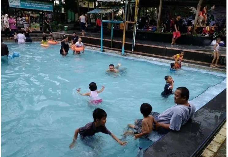 Waterpark Ciperna via Tedikustandiwordpresscom, 1. Wisata Sejarah Keraton Kasepuhan di Cirebon, 2. Objek Wisata Keraton Kanoman di Cirebon, 3. Wahana Bermain Apita Waterboom, 4. Objek Wisata Sejarah Taman Sari Gua Sunyaragi di Cirebon, 5. Destinasi Wisata Banyu Panas Palimanan di Cirebon, 6. Wisata Religi Masjid Agung Sang Cipta Rasa Cirebon, 7. Wisata Belanja Terkenal Batik Trusmi Cirebon, 8. Wahana Bermain Waterboom siwalk di Cirebon, 9. Wahana Liburan Seru Outbound Siwalk di Cirebon, 10. Objek Wisata Danau Setu Patok di Cirebon, 11. Destinasi Wisata Wanawisata Ciwaringin di Cirebon, 12. Desa Wisata Cikalahang Cirebon, 13. Objek Wisata Situ Sedong di Cirebon, 14. Wahana Bermain Taman Ade Irma Suryani (Waterland) di Cirebon, 15. Wisata Kuliner Enak Nasi Jamblang Khas Cirebon, 16. Wisata Kuliner Empal gentong Khas Cirebon, 17. Tempat Romantis di Bukit Gronggong, 18. Objek Wisata Telaga Remis , 19. Ziarah ke Makam Sunan Gunung jati Cirebon, 20. Objek Wisata Pantai Kejawanan di Cirebon, 21. Pantai Baro Gebang, 22. Telaga Nilam, 23. Kolam Renang Hegar, 24. Kolam Renang Zam-Zam, 25. Water Park Ciperna, 26. Alun-alun Kejaksaan, 27. Batu Lawang, 28. Bukit Plangon, 29. Masjid Merah, 30. Jempol Waterboom, 31. Vihara Dewi Welas Asih, 32. Gedung BAT, 33. Wisata Kura Kura Belawa, 34. Masjid Raya At-Taqwa, 35. Keraton Kacirebonan, 36. Klenteng Hok Keng Tong, 37. Hutan Mangrove Kasih Sayang, 38. Pemandian Cibulan, 39. Tirtamas Gemilang, 40. Catherine Surya, 41. Grage City
