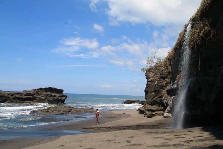 Air Terjun Pantai Melasti, Tanah Lot via dedeecin.blogspotcom - 30 Air Terjun di Bali Terbaik &amp; Terhits, Wisata Alam Instagramable, 1. Air Terjun Aling Aling, 2. Air Terjun Banyumala, 3. Air Terjun Goa Rang Reng, 4. Air Terjun Leke Leke, 5. Air Terjun Tukad Cepung, 6. Air Terjun Tegenungan, 7. Air Terjun Kanto Lampo, 8. Air Terjun Wana Ayu, 9. Air Terjun Nungnung, 10. Air Terjun Sekumpul, 11. Air Terjun Gitgit, 12. Air Terjun Banyu Wana Amertha, 13. Air Terjun Peguyangan, 14. Air Terjun Tibumana, 15. Air Terjun Tembok Barak, 16. Air Terjun Cemara, 17. Air Terjun Jembong, 18. Air Terjun Munduk, 19. Air Terjun Melanting, 20. Air Terjun Dusun Kuning, 21. Air Terjun Kroya, 22. Air Terjun Pantai Melasti, Tanah Lot, 23. Air Terjun Yeh Mempeh, 24. Air Terjun Blemantung, 25. Air Terjun Lemukih, 26.  Air Terjun Carat, 27. Air Terjun Juwuk Manis, 28. Air terjun Bunutin, 29. Air Terjun Colek Pamor, 30. Air terjun Yeh Mampeh