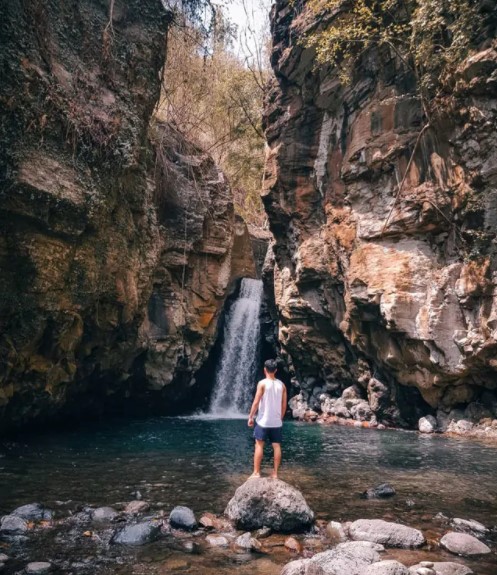 Air Terjun Tembok Barak via IG @danishlh_, 1. Air Terjun Aling Aling, 2. Air Terjun Banyumala, 3. Air Terjun Goa Rang Reng, 4. Air Terjun Leke Leke, 5. Air Terjun Tukad Cepung, 6. Air Terjun Tegenungan, 7. Air Terjun Kanto Lampo, 8. Air Terjun Wana Ayu, 9. Air Terjun Nungnung, 10. Air Terjun Sekumpul, 11. Air Terjun Gitgit, 12. Air Terjun Banyu Wana Amertha, 13. Air Terjun Peguyangan, 14. Air Terjun Tibumana, 15. Air Terjun Tembok Barak, 16. Air Terjun Cemara, 17. Air Terjun Jembong, 18. Air Terjun Munduk, 19. Air Terjun Melanting, 20. Air Terjun Dusun Kuning, 21. Air Terjun Kroya, 22. Air Terjun Pantai Melasti, Tanah Lot, 23. Air Terjun Yeh Mempeh, 24. Air Terjun Blemantung, 25. Air Terjun Lemukih, 26.  Air Terjun Carat, 27. Air Terjun Juwuk Manis, 28. Air terjun Bunutin, 29. Air Terjun Colek Pamor, 30. Air terjun Yeh Mampeh