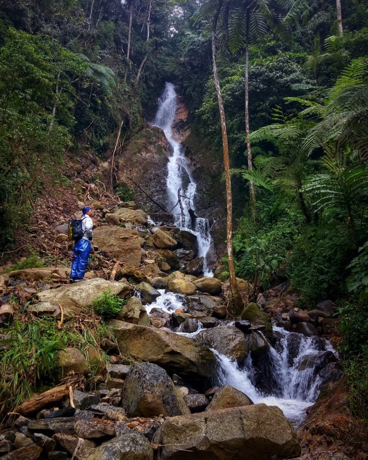 Curug Arca via IG @hadi_an_adventurer, 1. Curug Cipamingkis, 2. Curug Country, 3. Curug Cibeureum, 4. Curug Arca, 5. Curug Ciherang, 6. Curug Citiis, 7. Wisata Pemandian &amp; Curug Sodong, 8. Wisata Situ Rawa Gede, 9. Wisata Jonggol Garden, 10. Kampoeng Sunda Siliwangi Desa Wisata, 11. Wisata Heaven Memorial Park