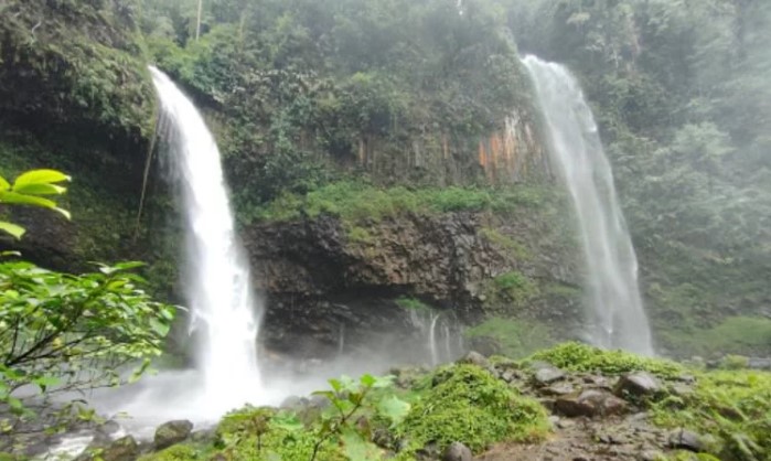 Curug Ciparay via Google Maps Hendra Striana, 1. Curug Badak, 2. Curug Agung Galunggung, 3. Curug Ciparay, 4. Curug Dengdeng, 5. Curug Cimedang, 6. Curug Sawer, 7. Curug Batu Blek, 8. Curug Cimanintin, 9. Curug Batu Mahpar, 10. Curug Putih, 11. Curug Cileutak, 12. Curug Koja, 13. Curug Gado Bangkong, 14. Curug Cihanjung, 15. Curug Arjuna, 16. Curug Wayang Tasikmalaya, 17. Curug Amoh, 18. Curug Ti’ah (Landeuh), 19. Curug Cinunjang, 20. Curug Paseh, 21. Curug Cipinaha, 22. Curug Ciwatin, 23. Curug Bunar, 24. Curug Tonjong, 25. Curug Gedus, 26. Curug Patapaan, 27. Curug Gegebos, 28. Curug Teureup, 29. Curug Entep