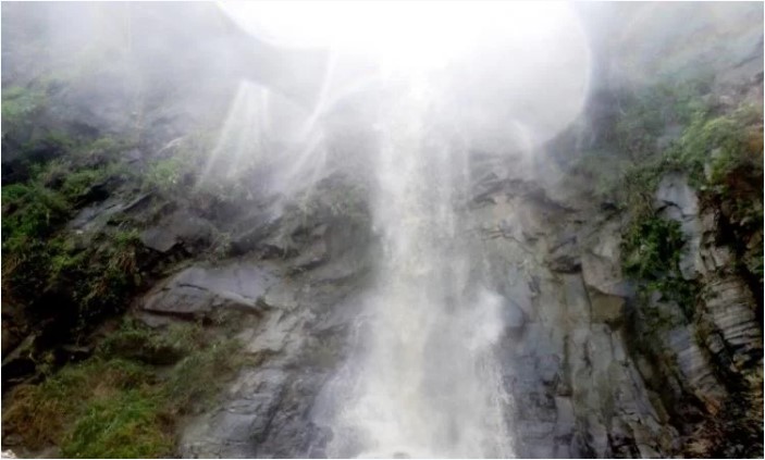 Curug Cipeureus via Twitter @Infomjlk, 1. Curug Sempong, 2. Air Terjun Baligo, 3. Curug Sawer, 4. Curug Cilutung, 5. Curug Tonjong, 6. Air Terjun Ibun Pelangi, 7. Curug Cipeuteuy, 8. Curug Muara Jaya, 9. Curug Awul, 10. Curug Campaga, 11. Curug Ciwanda, 12. Curug Cipeureus, 13. Curug Puntang, 14. Curug Situhiang, 15. Curug Tapak Kuda, 16. Curug Cicangkrung, 17. Curug Cibali, 18. Curug Sawiyah, 19. Curug Kemuning, 20. Curug Remis