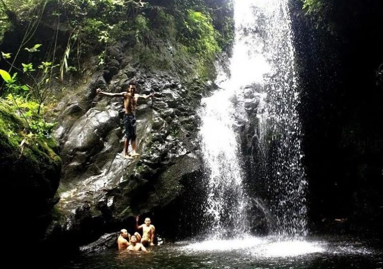 Curug Lawang via Tangkaspemujiecotourism.blogspotcom