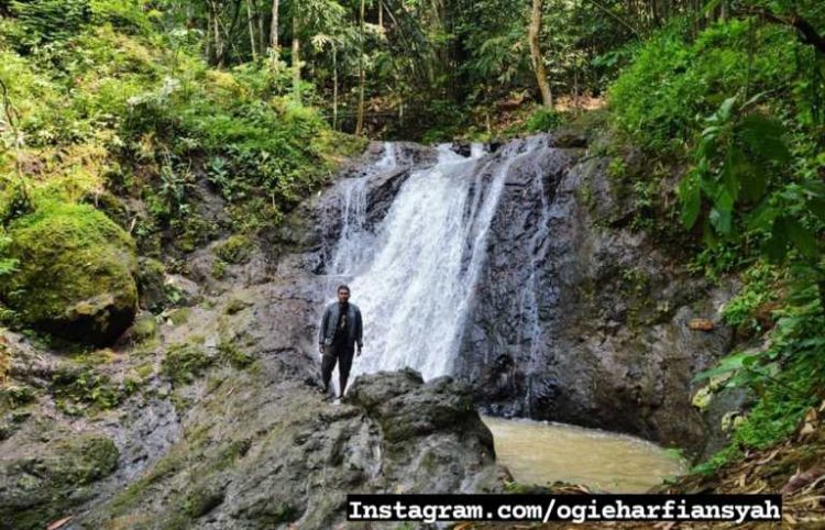 Curug Paranje via IG @ogieharfiansyah, 1. Curug Landung, 2. Curug Cikahuripan Kuningan, 3. Curug Putri Palutungan, 4. Curug Ngelay Kuningan, 5. Curug Sidomba, 6. Curug Cisurian Kuningan, 7. Curug Payung Palutungan, 8. Curug Winujati, 9. Curug Bangkong, 10. Curug Cilengkrang Kuningan, 11. Curug Nyandung, 12. Curug Cigalagah, 13. Curug Gongseng, 14. Curug Paranje, 15. Curug Cibuntu, 16. Curug Sagarahiang, 17. Curug Luhur Kuningan, 18. Curug Parakan Panjang, 19. Curug Cibunar, 20. Curug Lebak Jeruk