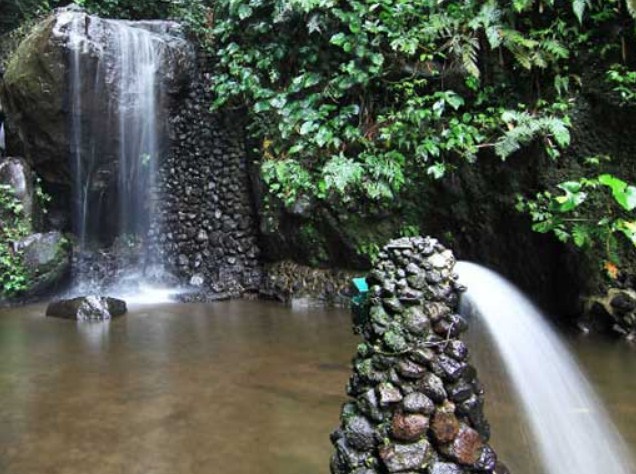 Curug Sidomba - curug di Cirebon, 1. Curug Cigetruk, 2. Curug Sawer, 3. Curug Putri Palatungan, 4. Curug Cipeuteuy, 5. Curug Landung, 6. Curug Tapak Kuda, 7. Curug Sabuk, 8. Curug Sidomba
