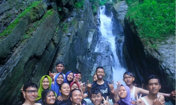 Curug Situhiang via Photo by Aziz, 1. Jembar Waterpark, 2. Perkebunan Teh Cipasung, 3. Goa Lalay, 4. Curug Muara Jaya, 5. Curug Sawer, 6. Talaga Herang, 7. Wisata Paralayang Gunung Panten, 8. Taman Wisata Bukit Alam Hejo, 9. Curug Tonjong, 10. Curug Cipeuteuy, 11. Air terjun Cibali, 12. Agro Batu Luhur, 13. Taman Buana Marga Majalengka (Taman Dinosaurus), 14. Situ Sangiang dan Makam Sunan Parung, 15. Pendakian Gunung Ciremai, 16. Curug Sempong, 17. Curug Awul, 18. Situ Cipanten, 19. Curug Campaga, 20. Curug Cipeureus, 21. Curug Puntang, 22. Panorama Cikebo, 23. Panorama Lemah Putih, 24. Situ Cikuda, 25. Bukit Panyaweuyan Argapura, 26. Wisata Situ Cipadung Desa Pajajar, 27. Wisata Cadas Gantung, 28. Air Terjun Embun Pelangi, 29. Air Terjun Cilutung, 30. Situ Janawi, 31. Taman Nasional Sadarehe, 32. Museum Talaga Manggung, 33. Rumah Adat Panjalin, 34. Gunung Cakrabuana, 35. Telaga di Petilasan Prabu Siliwangi, 36. Curug Ciwanda, 37. Curug Situhiang, 38. Taman Wisata Linggarjati, 39. Air Terjun Baligo, 40. Telaga Nila, 41. Kolam Renang Balong Sang Raja, 42. Gunung Batu Tilu, 43. Bukit Mercury Sayang Kaak, 44. Bendungan Raksasa Rentang, 45. Terasering Sawah Nangklak, 46. Gunung Ciwaru, 47. Puncak Sawiyah, 48. Ciboer Pass, 49. Curug Kapak Kuda, 50. Water Boom Tirta Indah, 51. Water Boom Rajawali ( Surya ), 52. Water Boom Tohaga, 53. Taman Ikan Bunderan , 54. Situ Batu di Desa Malausma, 55. Durian Sinapeul