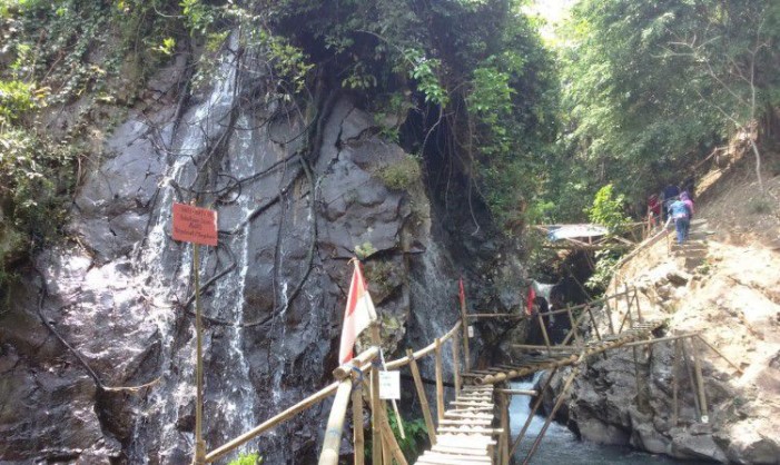 Curug Tonjong via Wisatareligidunia.blogspotcom, 1. Curug Badak, 2. Curug Agung Galunggung, 3. Curug Ciparay, 4. Curug Dengdeng, 5. Curug Cimedang, 6. Curug Sawer, 7. Curug Batu Blek, 8. Curug Cimanintin, 9. Curug Batu Mahpar, 10. Curug Putih, 11. Curug Cileutak, 12. Curug Koja, 13. Curug Gado Bangkong, 14. Curug Cihanjung, 15. Curug Arjuna, 16. Curug Wayang Tasikmalaya, 17. Curug Amoh, 18. Curug Ti’ah (Landeuh), 19. Curug Cinunjang, 20. Curug Paseh, 21. Curug Cipinaha, 22. Curug Ciwatin, 23. Curug Bunar, 24. Curug Tonjong, 25. Curug Gedus, 26. Curug Patapaan, 27. Curug Gegebos, 28. Curug Teureup, 29. Curug Entep