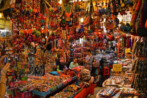 Aksesoris Lokal, 1. Souvenir Gajah, 2. Kelapa dan Segala Kerajinannya, 3. Segala Sesuatu Bertema Tuk-tuk, 4. Produk Spa, 5. Saus dan Bumbu, 6. Sutra Thailand, 7. Aksesoris Lokal, 8. Celana Muay-Thai, 9. Pakaian Tradisional, 10. Pocket Kulit, 11. Tas Unik Thailand, 12. Porselen Benjarong, Pajangan Keramik Khas Thailand, 13. Payung Kertas, 14. Bantal Segitiga Khas Thailand, 15. Ornamen dan Ukiran dari Kayu, 16. Wadah Anyaman Bambu untuk Tempat Nasi, 17. Perlengkapan Meditasi, 18. Pernak-pernik Unik, 19. Aneka Dekorasi dan Hiasan dari Kulit, 20. Lampu dan Lentera, 21. Permen, 22. Selai Khas Thailand, 23. Manisan Buah, 24. Aneka Cokelat, 25. Keripik Durian, 26. MAMA Tom Yum, 27. Pad Thai Instan, 28. Bento Squid Seafood Snack, 29. Pajangan Dinding Payet Khas Thailand
