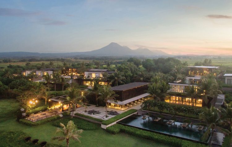  Alila Villas Soori, 1. Mulia Resort Nusa Dua, Hotel Mewah dengan Dua Kapel Romantis di Tepi Pantai Nusa Dua, 2. Selebrity Hong Kong, Sharon Chan dan Pasangannya, Memilih Conrad Bali Sebagai Venue Wedding dan Bulan Madu Mereka , 3. Villa Bayuh Sabbha, Pernah Menjadi Saksi Janji Suci Antara Tamara Bleszynski dan Mike Lewis, 4. Mari Beralih ke Ayana Spa &amp; Resort Bali, Tempat Franda dan Samuel Zylgwyn Mengikat Janji, 5. Dan Tentu Saja Jangan Lupakan Alila Villas Soori, Tempatnya Raffi Ahmad dan Nagita Slavina Menggelar Private Party di Bali