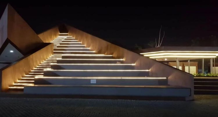 Alun-Alun Cicendo, 1. Mari Mulai dari Taman Khusus bagi Kalian yang Masih Single, yaitu Taman Jomblo, 2. Tak Seperti Namanya, Taman Lansia ini Tak Hanya Keren Bagi para Senior, Tapi Untuk Siapa Saja, 3. Suka Dengan Fotografi dan Segala Pernak-perniknya? Taman Fotografi Ini Jadi Taman yang Tepat untuk Kalian Semua!, 4. Bagi yang Ingin Menikmati Suasana Taman Sambil Ngeceng, Taman Musik Centrum inilah Tempatnya, 5. Suka Sepakbola? Kunjungi Taman Persib yang Ada di Jalan Supratman, Bandung, 6. Mencari Romantisme Sambil Nonton Film? Jelas Bisa, Karena di Bandung Kini Ada Taman Film, 7. Taman Identik Dengan Bunga, dan Taman Pustaka Bunga Ini Salah Satu yang Paling Keren di Bandung, 8. Merasa Jago Main Skateboard, Atau Sekedar Ingin Belajar dari Ahlinya? Mainlah ke Taman Skateboard, 9. Mungkin Inilah Taman Paling Aman di Bandung, karena Banyak Superhero Nongkrong di Taman Superhero, 10. Taman Balaikota Memang Nggak Pernah Mati Gaya, Apalagi Karena Sekarang Disana Ada Gembok Cinta, 11. Beberapa Bangunan Kuno di Kota Bandung Bisa Kalian Nikmati di Sekitar Taman Vanda, 12. Nggak Hanya Manusia yang Doyan Hangout, Tapi Hewan Juga. Karena Itulah di Bandung Ada Pet Park, 13. Bikin badanmu berotot sambil hangout di Taman Fitness, 14. Lapangan Rumput Sintetis Bukan Hanya Monopoli Lapangan Sepakbola, karena Taman Alun-Alun Bandung Juga Punya. Bahkan Lebih Luas dan Lebih Keren!, 15. Kiara Artha Park, 16. Taman Lalu Lintas Ade Irma Suryani Nasution, 17. Teras Cikapundung, 18. Peta Park, 19. Taman Sejarah Bandung, 20. Taman Cibeunying, 21. Alun-Alun Cicendo, 22. Alun-alun Ujung Berung, 23. Tegallega Lampion Park, 24. Taman Labirin, 25. Taman Gesit, 26. Taman Veteran, 27. Taman Badak, 28. Taman Dewi Sartika, 29. Taman Asia Afrika Bandung