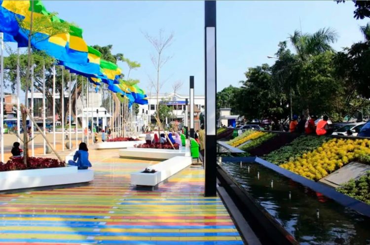 Alun-alun Ujung Berung, 1. Mari Mulai dari Taman Khusus bagi Kalian yang Masih Single, yaitu Taman Jomblo, 2. Tak Seperti Namanya, Taman Lansia ini Tak Hanya Keren Bagi para Senior, Tapi Untuk Siapa Saja, 3. Suka Dengan Fotografi dan Segala Pernak-perniknya? Taman Fotografi Ini Jadi Taman yang Tepat untuk Kalian Semua!, 4. Bagi yang Ingin Menikmati Suasana Taman Sambil Ngeceng, Taman Musik Centrum inilah Tempatnya, 5. Suka Sepakbola? Kunjungi Taman Persib yang Ada di Jalan Supratman, Bandung, 6. Mencari Romantisme Sambil Nonton Film? Jelas Bisa, Karena di Bandung Kini Ada Taman Film, 7. Taman Identik Dengan Bunga, dan Taman Pustaka Bunga Ini Salah Satu yang Paling Keren di Bandung, 8. Merasa Jago Main Skateboard, Atau Sekedar Ingin Belajar dari Ahlinya? Mainlah ke Taman Skateboard, 9. Mungkin Inilah Taman Paling Aman di Bandung, karena Banyak Superhero Nongkrong di Taman Superhero, 10. Taman Balaikota Memang Nggak Pernah Mati Gaya, Apalagi Karena Sekarang Disana Ada Gembok Cinta, 11. Beberapa Bangunan Kuno di Kota Bandung Bisa Kalian Nikmati di Sekitar Taman Vanda, 12. Nggak Hanya Manusia yang Doyan Hangout, Tapi Hewan Juga. Karena Itulah di Bandung Ada Pet Park, 13. Bikin badanmu berotot sambil hangout di Taman Fitness, 14. Lapangan Rumput Sintetis Bukan Hanya Monopoli Lapangan Sepakbola, karena Taman Alun-Alun Bandung Juga Punya. Bahkan Lebih Luas dan Lebih Keren!, 15. Kiara Artha Park, 16. Taman Lalu Lintas Ade Irma Suryani Nasution, 17. Teras Cikapundung, 18. Peta Park, 19. Taman Sejarah Bandung, 20. Taman Cibeunying, 21. Alun-Alun Cicendo, 22. Alun-alun Ujung Berung, 23. Tegallega Lampion Park, 24. Taman Labirin, 25. Taman Gesit, 26. Taman Veteran, 27. Taman Badak, 28. Taman Dewi Sartika, 29. Taman Asia Afrika Bandung