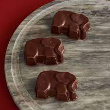 Aneka Cokelat, 1. Souvenir Gajah, 2. Kelapa dan Segala Kerajinannya, 3. Segala Sesuatu Bertema Tuk-tuk, 4. Produk Spa, 5. Saus dan Bumbu, 6. Sutra Thailand, 7. Aksesoris Lokal, 8. Celana Muay-Thai, 9. Pakaian Tradisional, 10. Pocket Kulit, 11. Tas Unik Thailand, 12. Porselen Benjarong, Pajangan Keramik Khas Thailand, 13. Payung Kertas, 14. Bantal Segitiga Khas Thailand, 15. Ornamen dan Ukiran dari Kayu, 16. Wadah Anyaman Bambu untuk Tempat Nasi, 17. Perlengkapan Meditasi, 18. Pernak-pernik Unik, 19. Aneka Dekorasi dan Hiasan dari Kulit, 20. Lampu dan Lentera, 21. Permen, 22. Selai Khas Thailand, 23. Manisan Buah, 24. Aneka Cokelat, 25. Keripik Durian, 26. MAMA Tom Yum, 27. Pad Thai Instan, 28. Bento Squid Seafood Snack, 29. Pajangan Dinding Payet Khas Thailand