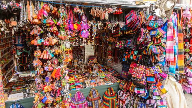 Aneka Dekorasi dan Hiasan dari Kulit via Liputan6, 1. Souvenir Gajah, 2. Kelapa dan Segala Kerajinannya, 3. Segala Sesuatu Bertema Tuk-tuk, 4. Produk Spa, 5. Saus dan Bumbu, 6. Sutra Thailand, 7. Aksesoris Lokal, 8. Celana Muay-Thai, 9. Pakaian Tradisional, 10. Pocket Kulit, 11. Tas Unik Thailand, 12. Porselen Benjarong, Pajangan Keramik Khas Thailand, 13. Payung Kertas, 14. Bantal Segitiga Khas Thailand, 15. Ornamen dan Ukiran dari Kayu, 16. Wadah Anyaman Bambu untuk Tempat Nasi, 17. Perlengkapan Meditasi, 18. Pernak-pernik Unik, 19. Aneka Dekorasi dan Hiasan dari Kulit, 20. Lampu dan Lentera, 21. Permen, 22. Selai Khas Thailand, 23. Manisan Buah, 24. Aneka Cokelat, 25. Keripik Durian, 26. MAMA Tom Yum, 27. Pad Thai Instan, 28. Bento Squid Seafood Snack, 29. Pajangan Dinding Payet Khas Thailand