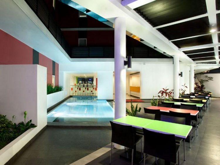 Area makan dan kolam renang, via agoda