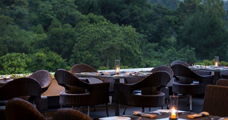 Area makan dengan pemandangan ke arah lembah via padmahotelbandung, 1. Mari Mulai dari GH Universal, Hotel dengan Arsitektur TERKEREN di Seantero Bandung, 2. Hotel Padma, Hotel dengan View TERINDAH: Menghadap ke Arah Lembah, Cyin!, 3. Stevie G, Hotel dengan Konsep TERUNIK, Khususnya untuk Fans Liverpool, 4. Untuk Pengalaman Berenang yang Memuaskan, Menginaplah di Oasis Siliwangi Boutique Hotel yang Memiliki Kolam Renang TERBAIK Sekelas Waterpark, 5. Trans Luxury Hotel Bandung, Hotel Mewah dengan Fasilitas Hiburan TERLENGKAP, 6. Mencari Hotel dengan View Pedesaan? Menginaplah di Sapu Lidi, Hotel dengan View TER-UDIK se-Bandung Raya., 7. Untuk Liburan Berkesan yang Nggak Bikin Kantong Bolong, Menginap Saja di Cottonwood Bed & Breakfast, Hotel Berbintang TERMURAH dalam Daftar Ini., 8. Last But Not Least, Kalian Dapat Mencicipi Sepenggal Keharuman Sejarah Masa Lalu Bandung dengan Menginap di Savoy Homann, Hotel TERTUA dan Paling Bersejarah dalam Daftar Rekomendasi Ini.