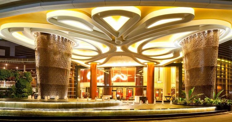 Area entrance hotel via thetranshotel, 1. Mari Mulai dari GH Universal, Hotel dengan Arsitektur TERKEREN di Seantero Bandung, 2. Hotel Padma, Hotel dengan View TERINDAH: Menghadap ke Arah Lembah, Cyin!, 3. Stevie G, Hotel dengan Konsep TERUNIK, Khususnya untuk Fans Liverpool, 4. Untuk Pengalaman Berenang yang Memuaskan, Menginaplah di Oasis Siliwangi Boutique Hotel yang Memiliki Kolam Renang TERBAIK Sekelas Waterpark, 5. Trans Luxury Hotel Bandung, Hotel Mewah dengan Fasilitas Hiburan TERLENGKAP, 6. Mencari Hotel dengan View Pedesaan? Menginaplah di Sapu Lidi, Hotel dengan View TER-UDIK se-Bandung Raya., 7. Untuk Liburan Berkesan yang Nggak Bikin Kantong Bolong, Menginap Saja di Cottonwood Bed & Breakfast, Hotel Berbintang TERMURAH dalam Daftar Ini., 8. Last But Not Least, Kalian Dapat Mencicipi Sepenggal Keharuman Sejarah Masa Lalu Bandung dengan Menginap di Savoy Homann, Hotel TERTUA dan Paling Bersejarah dalam Daftar Rekomendasi Ini.