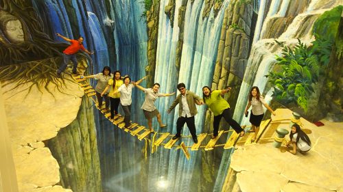 Art in Paradise via Sunburst Adventure, 1. Pantai Pattaya, penuh pesona di siang hari dan menggoda iman di malam hari, 2. Pantai Jomtien, cocok bagi pecinta keramaian yang lebih sunyi, 3. Pantai Na Jomtien, pantai populer yang tetap menawarkan privasi, 4. Pantai Naklua, ideal bagi pecinta suasana pantai dan kehidupan di sekitarnya, 5. Pantai Wong Amat, bagi kalian yang ingin santai menikmati matahari, 6. Koh Larn, pulau Coral dengan pantai indah yang jadi surga dunia di Pattaya, 7. Puas bermain di pantai, saatnya mengenal kehidupan di laut Pattaya dengan main ke Underwater World Pattaya, 8. Bosan dengan laut dan suasana pantai? Pattaya Park hadir untuk menyelamatkan hari kalian, 9. Nggak hanya punya pantai dan waterpark, Pattaya juga punya Nong Nooch Tropical Garden & Cultural Village yang terlalu keren untuk dilewatkan, 10. Wat Phra Yai dan patung Buddha berukuran super besarnya, 11. Wat Yansangwararam, kuil yang dipersembahkan untuk Raja Bhumibol Adulyadej, 12. Wat Chaimongkol, kuil megah dengan gaya arsitektur yang eksotis, 13. Walau bukan kuil, Sanctuary of Truth ini juga layak kalian sambangi karena tempat ini mewakili semua unsur filosofi dalam budaya Thailand kuno, 14. Bagi para penantang adrenalin, uji nyali kalian dengan mencoba berbagai petualangan di Flight of the Gibbon, 15. Ripley’s Believe It Or Not, museum yang akan membuat kalian tercengang hingga akhir, 16. Art in Paradise, galeri yang akan menipu mata kalian, 17. Teddy Bear Museum Pattaya, museum untuk pecinta beruang Teddy, 18. Untuk pengalaman wisata bernuansa lokal, mampirlah ke Pattaya Floating Market dan rasakan serunya belanja di pasar terapung, 19. Sebagai pengenalan terhadap dunia malam di Pattaya, mulailah dengan menyusuri Pattaya Walking Street, 20. Melihat Pertunjukan kabaret