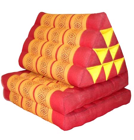 Bantal Segitiga Khas Thailand via Alibaba, 1. Souvenir Gajah, 2. Kelapa dan Segala Kerajinannya, 3. Segala Sesuatu Bertema Tuk-tuk, 4. Produk Spa, 5. Saus dan Bumbu, 6. Sutra Thailand, 7. Aksesoris Lokal, 8. Celana Muay-Thai, 9. Pakaian Tradisional, 10. Pocket Kulit, 11. Tas Unik Thailand, 12. Porselen Benjarong, Pajangan Keramik Khas Thailand, 13. Payung Kertas, 14. Bantal Segitiga Khas Thailand, 15. Ornamen dan Ukiran dari Kayu, 16. Wadah Anyaman Bambu untuk Tempat Nasi, 17. Perlengkapan Meditasi, 18. Pernak-pernik Unik, 19. Aneka Dekorasi dan Hiasan dari Kulit, 20. Lampu dan Lentera, 21. Permen, 22. Selai Khas Thailand, 23. Manisan Buah, 24. Aneka Cokelat, 25. Keripik Durian, 26. MAMA Tom Yum, 27. Pad Thai Instan, 28. Bento Squid Seafood Snack, 29. Pajangan Dinding Payet Khas Thailand
