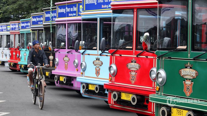 Bandros via Tribunnews, 1. Mari mulai dari atraksi wisata populer di Bandung yang bisa kalian jajal dengan harga minimalis, bahkan ada yang gratis lho! Misalnya saja aneka taman tematiknya yang keren, 2. Dengan 10 ribu rupiah, kalian bisa mengelilingi kota Bandung sambil bergaya keren di atas Bus Bandros, 3. Salurkan hasratmu jadi koboi dengan naik kuda. Harganya mulai dari 5 ribuan saja lho, 4. Ingin tahu seperti apa suasana pasar terapung? Nggak usah jauh-jauh ke Thailand karena di Bandung pun ada Floating Market, 5. Terkadang, wisata murah bisa begitu dekat dengan bintang. Nggak percaya? Mampir saja ke Observatorium Bosscha yang ada di bilangan Lembang untuk membuktikannya, 6. Walau bukan obyek wisata mayor, Cagar Alam Junghuhn layak untuk dikunjungi oleh kalian yang menghargai jasa para pahlawan, 7. Air terjun Maribaya selalu menjadi favorit bagi mereka yang mencintai suasana alam dengan budget yang ekonomis, 8. Dan, dari Maribaya, kalian bisa langsung menuju Taman Hutan Raya Juanda. Harga tiketnya sama ekonomisnya lho, 9. Untuk melengkapi kunjungan di Taman Hutan Raya Juanda, sekalian saja mampir ke tempat selfie paling populer di Bandung, yaitu Tebing Keraton, 10. Menikmati sejuknya udara Bandung bisa kalian lakukan sambil mengenal ragam fauna di Kebun Binatang Bandung, 11. Area Bandung Selatan juga punya banyak obyek wisata yang menyayangi kantong kalian. Misalnya saja wisata Kawah Putih-nya yang super populer itu, 12. Untuk kalian para pecinta wisata alam dan pengagum nilai-nilai romantisme, Situ Patenggang menjadi tempat yang wajib kalian sambangi di Bandung, 13. Mampirlah ke Pemandian Air Panas Cibolang yang akan menghangatkan tubuh kalian dari gigitan udara dingin di Ciwidey, 14. Cibolang bukan satu-satunya tempat yang dapat menghangatkan tubuh kalian saat dingin. Kunjungi saja Taman Wisata Alam Cimanggu yang juga menawarkan kolam pemandian air panas alami, 15. Atau, mampirlah ke pemandian Air Panas Alami Walini/Rancawalini juga populer di wilayah Ciwidey. Kalian dapat menikmati suasana berendam air panas di tengah perkebunan teh, 16. Wisata di Ciwidey akan semakin lengkap jika kalian berjalan-jalan di tengah Perkebunan Teh Rancabali. Pemandangannya yang indah akan membuat siapapun mendadak suka mengambil foto, 17. Untuk menutup wisata hemat di Bandung, mampirlah ke Pasar Gedebage untuk belanja pakaian second berkualitas bagus. Harganya? Murah meriah!, 18. Balitsa Lembang yang Instagramable, 19. Keindahan Babakan Siliwangi yang bikin mata terpana, 20. Mengintip Dinosaurus di Museum Geologi, 21. Kawah Rengganis yang begitu eksotis, 22. Epic Sunrise di Venue Gantole Cililin, 23. Menikmati pesona alam hijau di Bukit Teletubies, 24. Menikmati pesona alam hijau khas bebukitan di Bukit Jamur, 25. Pesona Curug Bellarosa yang bikin pikiran adem, 26. Epiknya pemandangan di Gunung Nini Pangalengan