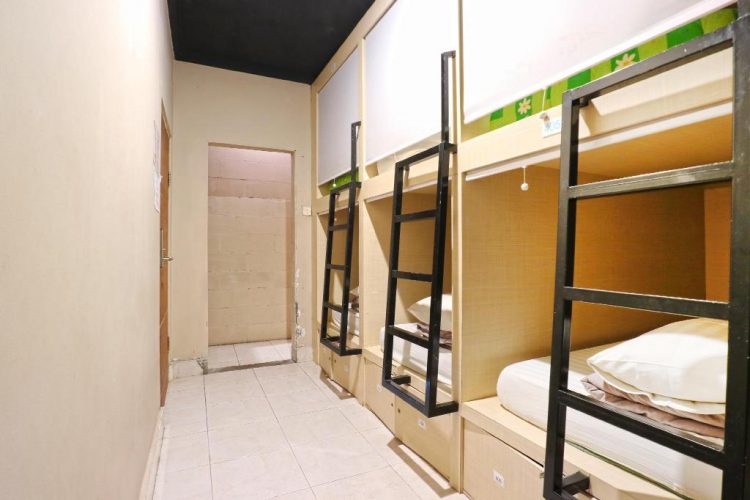 Masih di Legian, Ada Bedplus Backpacker Hostel yang Juga Nggak Kalah Asyik Untuk Dilirik, 1. Nau Here Hostel, 2. Amazing Cabin Hostel , 4. Monostel Hostel , 5. Bedplus Backpacker Hostel, 6. M Boutique Hostel, 7. Karisa Pods, Hotel Kapsul dengan Sentuhan Budaya Lokal