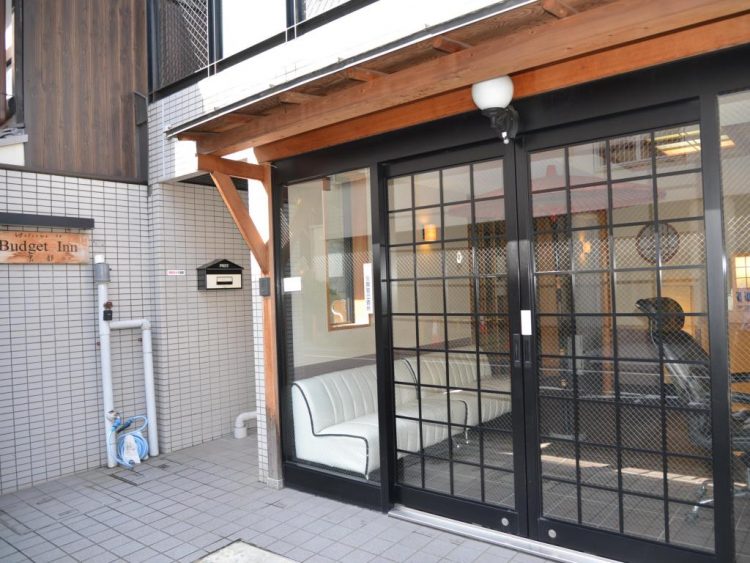 Budget Inn via Agoda 6 Penginapan Budget Murah di Kyoto, Suasana Ryokan yang Asyik, 1. Mari Mulai dari Matsubaya Ryokan, Budget Ryokan Berjarak Beberapa Menit Jalan Kaki dari Stasiun Kyoto, 2. Untuk Versi yang Lebih Ekonomis di Sekitar Stasiun Kyoto, Guesthouse Berkonsep Ryokan Seperti Budget Inn Layak Untuk Dilirik, 3. Hanaki-ya, Ryokan Ekonomis di Distrik Historis Higashiyama, 4. Tanaka-ya, Budget Ryokan di Miyagawa-cho, Distrik Geisha di Kawasan Higashiyama, 5. Gion Ryokan Q-beh, Ryokan Unik yang Nggak Jauh dari Distrik Gion , 6. Last But Not Least, Ada Capsule Ryokan Untuk Kalian yang Ingin Merasakan Sensasi Menginap di Hotel Kapsul Sekaligus Ryokan