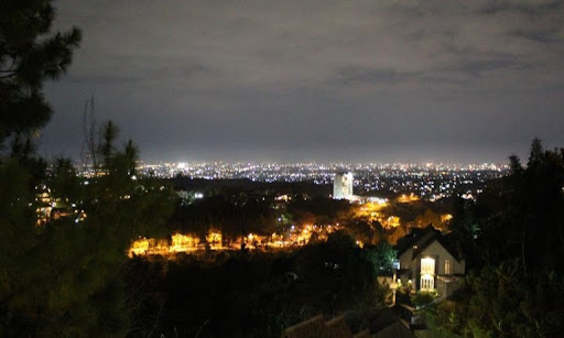 Bukit Dago - tempat di Bandung, 1. Mari Mulai Mengenal Filosofi “Kalau Jodoh Takkan Kemana” dengan Main ke Batu Cinta di Situ Patengan, Pangalengan, 2. Dan, Berkunjunglah ke Gunung Tangkuban Perahu untuk Memahami Filosofi Cinta Lainnya: Kalau Tak Jodoh, Sekuat Apapun Kalian Mencoba, Pasti Takkan Berhasil, 3. Dakilah Gunung Rakutak. Kesulitan Saat Mencapai Puncak Akan Membuat Kalian Melupakan Kesulitan Hidup, 4. Jika Kalian Tak Bisa Terlalu Jauh Dari Pusat Kota, Datang Saja ke Taman Jomblo. Kursinya yang Kecil-kecil akan Menyadarkan Kalian Jika Kalian Bukan Jomblo Terakhir di Muka Bumi, 5. Ketenangan Suasana di Taman Hutan Raya Juanda Akan Mengingatkan Kalian Jika Terkadang Manusia Itu Perlu Sendirian, 6. Pergilah ke Bukit Dago Pakar dan Lihatlah ke Kota Bandung yang Terdapat dibawah. Bayangkan Betapa Banyak Kesulitan yang Mungkin dialami Oleh Mereka Dibawah Sana, dan Kalian Akan Merasa Lebih Baik, 7. Makan di kantin kampus lain, atau setidaknya di tempat nongkrong favorit anak kampus lain