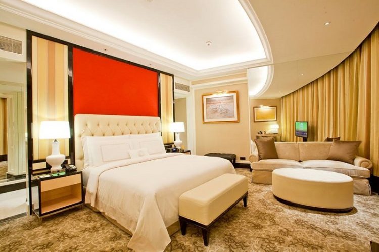 Celebrity Suite (95 meter persegi) The Trans Luxury Hotel via facebook, 1. Mari Mulai dari GH Universal, Hotel dengan Arsitektur TERKEREN di Seantero Bandung, 2. Hotel Padma, Hotel dengan View TERINDAH: Menghadap ke Arah Lembah, Cyin!, 3. Stevie G, Hotel dengan Konsep TERUNIK, Khususnya untuk Fans Liverpool, 4. Untuk Pengalaman Berenang yang Memuaskan, Menginaplah di Oasis Siliwangi Boutique Hotel yang Memiliki Kolam Renang TERBAIK Sekelas Waterpark, 5. Trans Luxury Hotel Bandung, Hotel Mewah dengan Fasilitas Hiburan TERLENGKAP, 6. Mencari Hotel dengan View Pedesaan? Menginaplah di Sapu Lidi, Hotel dengan View TER-UDIK se-Bandung Raya., 7. Untuk Liburan Berkesan yang Nggak Bikin Kantong Bolong, Menginap Saja di Cottonwood Bed & Breakfast, Hotel Berbintang TERMURAH dalam Daftar Ini., 8. Last But Not Least, Kalian Dapat Mencicipi Sepenggal Keharuman Sejarah Masa Lalu Bandung dengan Menginap di Savoy Homann, Hotel TERTUA dan Paling Bersejarah dalam Daftar Rekomendasi Ini.