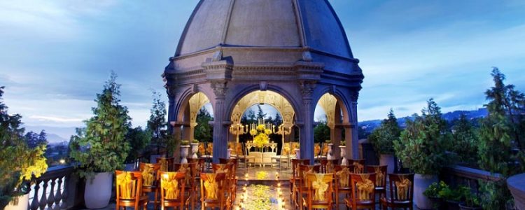 Chapel via ghuniversal, 1. Mari Mulai dari GH Universal, Hotel dengan Arsitektur TERKEREN di Seantero Bandung, 2. Hotel Padma, Hotel dengan View TERINDAH: Menghadap ke Arah Lembah, Cyin!, 3. Stevie G, Hotel dengan Konsep TERUNIK, Khususnya untuk Fans Liverpool, 4. Untuk Pengalaman Berenang yang Memuaskan, Menginaplah di Oasis Siliwangi Boutique Hotel yang Memiliki Kolam Renang TERBAIK Sekelas Waterpark, 5. Trans Luxury Hotel Bandung, Hotel Mewah dengan Fasilitas Hiburan TERLENGKAP, 6. Mencari Hotel dengan View Pedesaan? Menginaplah di Sapu Lidi, Hotel dengan View TER-UDIK se-Bandung Raya., 7. Untuk Liburan Berkesan yang Nggak Bikin Kantong Bolong, Menginap Saja di Cottonwood Bed & Breakfast, Hotel Berbintang TERMURAH dalam Daftar Ini., 8. Last But Not Least, Kalian Dapat Mencicipi Sepenggal Keharuman Sejarah Masa Lalu Bandung dengan Menginap di Savoy Homann, Hotel TERTUA dan Paling Bersejarah dalam Daftar Rekomendasi Ini.