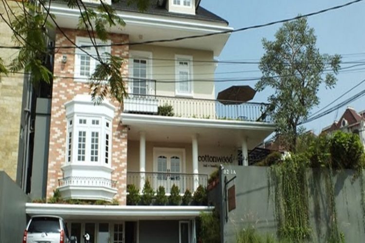 Cottonwood Bed & Breakfast via Pegipegi, 1. Mari Mulai dari GH Universal, Hotel dengan Arsitektur TERKEREN di Seantero Bandung, 2. Hotel Padma, Hotel dengan View TERINDAH: Menghadap ke Arah Lembah, Cyin!, 3. Stevie G, Hotel dengan Konsep TERUNIK, Khususnya untuk Fans Liverpool, 4. Untuk Pengalaman Berenang yang Memuaskan, Menginaplah di Oasis Siliwangi Boutique Hotel yang Memiliki Kolam Renang TERBAIK Sekelas Waterpark, 5. Trans Luxury Hotel Bandung, Hotel Mewah dengan Fasilitas Hiburan TERLENGKAP, 6. Mencari Hotel dengan View Pedesaan? Menginaplah di Sapu Lidi, Hotel dengan View TER-UDIK se-Bandung Raya., 7. Untuk Liburan Berkesan yang Nggak Bikin Kantong Bolong, Menginap Saja di Cottonwood Bed & Breakfast, Hotel Berbintang TERMURAH dalam Daftar Ini., 8. Last But Not Least, Kalian Dapat Mencicipi Sepenggal Keharuman Sejarah Masa Lalu Bandung dengan Menginap di Savoy Homann, Hotel TERTUA dan Paling Bersejarah dalam Daftar Rekomendasi Ini.