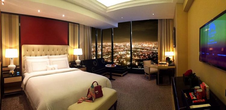 Club Premier Room (40 meter persegi) The Trans Luxury Hotel via facebook, 1. Mari Mulai dari GH Universal, Hotel dengan Arsitektur TERKEREN di Seantero Bandung, 2. Hotel Padma, Hotel dengan View TERINDAH: Menghadap ke Arah Lembah, Cyin!, 3. Stevie G, Hotel dengan Konsep TERUNIK, Khususnya untuk Fans Liverpool, 4. Untuk Pengalaman Berenang yang Memuaskan, Menginaplah di Oasis Siliwangi Boutique Hotel yang Memiliki Kolam Renang TERBAIK Sekelas Waterpark, 5. Trans Luxury Hotel Bandung, Hotel Mewah dengan Fasilitas Hiburan TERLENGKAP, 6. Mencari Hotel dengan View Pedesaan? Menginaplah di Sapu Lidi, Hotel dengan View TER-UDIK se-Bandung Raya., 7. Untuk Liburan Berkesan yang Nggak Bikin Kantong Bolong, Menginap Saja di Cottonwood Bed & Breakfast, Hotel Berbintang TERMURAH dalam Daftar Ini., 8. Last But Not Least, Kalian Dapat Mencicipi Sepenggal Keharuman Sejarah Masa Lalu Bandung dengan Menginap di Savoy Homann, Hotel TERTUA dan Paling Bersejarah dalam Daftar Rekomendasi Ini.