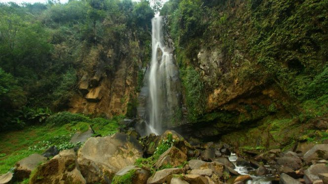 Curug Genting via viva, 1. Curug Panaraban, 2. Curug Tumpuk Telu, 3. Curug Genting, 4. Curug Pletuk, 5. Curug Pitu, 6. Curug Bolong, 7. Curug Sirawe, 8. Curug Giri Tirta, 9. Curug Mrawu, 10. Curug Sikopel, 11. Curug Sinoman, 12. Curug Pundung Sewu, 13. Air Terjun Pertinggi, 14. Curug Cileret Banjarnegara, 15. Curug Gondang, 16. Air Terjun Tawana, 17. Air Terjun Sigrenjeng, 18. Obyek Wisata Curug Kali Kembang, 19. Air Terjun Semangkung