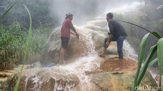 Curug Giritirta via Detik, 1. Curug Panaraban, 2. Curug Tumpuk Telu, 3. Curug Genting, 4. Curug Pletuk, 5. Curug Pitu, 6. Curug Bolong, 7. Curug Sirawe, 8. Curug Giri Tirta, 9. Curug Mrawu, 10. Curug Sikopel, 11. Curug Sinoman, 12. Curug Pundung Sewu, 13. Air Terjun Pertinggi, 14. Curug Cileret Banjarnegara, 15. Curug Gondang, 16. Air Terjun Tawana, 17. Air Terjun Sigrenjeng, 18. Obyek Wisata Curug Kali Kembang, 19. Air Terjun Semangkung