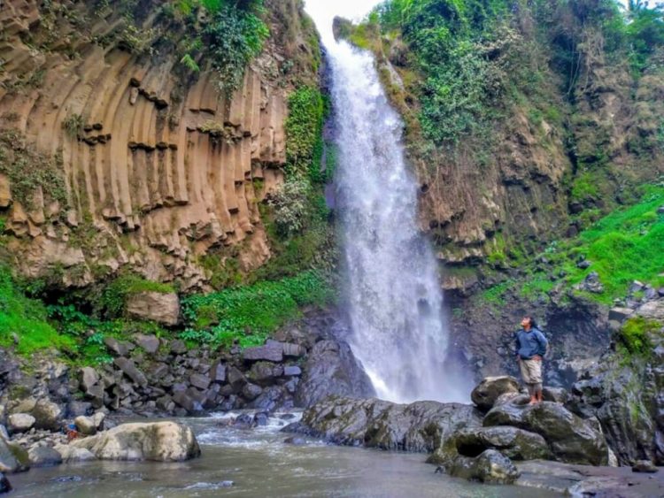 Curug Putri Brebes via Google Maps I am Alim, 1. Curug Putri, 2. Air Terjun Ranto Canyon, 3. Curug Awu, 4. Curug Cipicung, 5. Curug Cantel, 6. Curug Panyusuhan, 7. Curug Rambukasang, 8. Curug Tonjong, 9. Curug Kalibaya, 10. Curug Kaliguci