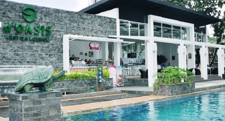 D’Oasis Resto & Lounge di dekat kolam renang via sebandung, 1. Mari Mulai dari GH Universal, Hotel dengan Arsitektur TERKEREN di Seantero Bandung, 2. Hotel Padma, Hotel dengan View TERINDAH: Menghadap ke Arah Lembah, Cyin!, 3. Stevie G, Hotel dengan Konsep TERUNIK, Khususnya untuk Fans Liverpool, 4. Untuk Pengalaman Berenang yang Memuaskan, Menginaplah di Oasis Siliwangi Boutique Hotel yang Memiliki Kolam Renang TERBAIK Sekelas Waterpark, 5. Trans Luxury Hotel Bandung, Hotel Mewah dengan Fasilitas Hiburan TERLENGKAP, 6. Mencari Hotel dengan View Pedesaan? Menginaplah di Sapu Lidi, Hotel dengan View TER-UDIK se-Bandung Raya., 7. Untuk Liburan Berkesan yang Nggak Bikin Kantong Bolong, Menginap Saja di Cottonwood Bed & Breakfast, Hotel Berbintang TERMURAH dalam Daftar Ini., 8. Last But Not Least, Kalian Dapat Mencicipi Sepenggal Keharuman Sejarah Masa Lalu Bandung dengan Menginap di Savoy Homann, Hotel TERTUA dan Paling Bersejarah dalam Daftar Rekomendasi Ini.