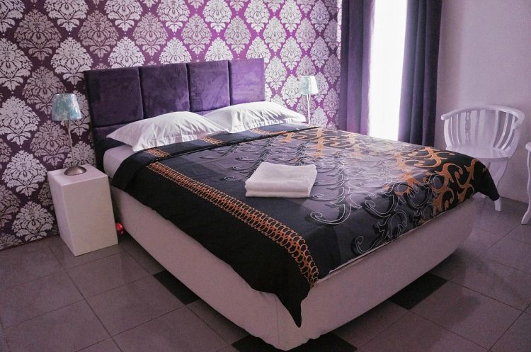 Damask room via Tripadvisor, 1. Mari Mulai dari Sayana Bed &amp; Breakfast, Oase Homey di Tengah Keramaian Bandung , 2. Sisco Bed and Breakfast, “Rumah Kedua” yang Nggak Jauh dari Beberapa Kampus Populer di Bandung, 3. Untuk Akomodasi Hemat di Sekitar Sukajadi, Magnolia Bed &amp; Breakfast Siap Menjamu Kalian dengan Keramahan ala Rumah Sendiri, 4. Rasakan Serunya Punya “Rumah Sendiri” di Kawasan Dago Atas dengan Menginap di Rumah Kiboku Bed &amp; Breakfast, 5. Sedangkan Jika Ingin Merasakan “Punya Rumah Sendiri” di Sekitar Lembang, Rose Chamber Bed &amp; Breakfast Layak Untuk Dijamahi, 6.Summerbird Bed and Brasserie, B&amp;B Konsep Baru yang Keren dan Instagramable Banget! 