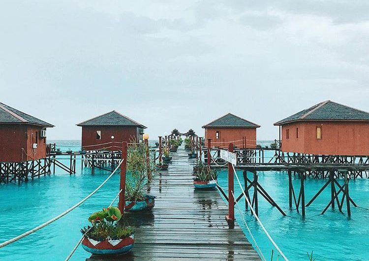 Daya Tarik Pulau Maratua via Beborneotour, 1. Mari Mulai Dengan Pulo Cinta, Primadona Wisata Baru di Gorontalo, 2. Masih di Indonesia Timur, Ada Pantai Ora yang Siap Membius Para Pendamba Maladewa, 3. Pulau Dodola, Morotai, Juga Menawarkan Sekeping Pesona Ala Maladewa Lho!, 4. Beralih ke Kalimantan Timur, Bersiaplah Terpesona Dengan Keindahan Pulau Maratua, 5. Ujung Barat Indonesia Pun Memiliki Sepenggal Pesona Maladewa di Pantai Iboih, 6. Pulau Sombori, Sulawesi Tengah, 7. Raja Ampat, Papua Barat, 8. Kepulauan Kei, Maluku Tenggara , 9. Pulau Bawah, Kepulauan Riau