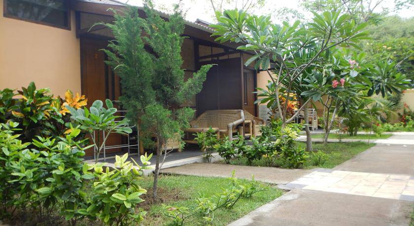 Denaya Lodge Hotel via Nusatrip, 1. Good For Ya Knee Hostel & Bungalows, Akomodasi Murah Meriah Berjarak 5 Menit Jalan Kaki dari Pantai, 2. Budget Kaki Lima Tapi Ingin Akomodasi dengan Privasi Lebih? Angel’s Cottage Jawabannya, 3. Menginap dalam Suasana Eco Friendly yang Ramah Budget Bisa Kalian Dapatkan di Little Woodstock Homestay, 4. Oceane Paradise Bungalow, Cocok Bagi Kalian yang Ingin Menginap Nyaman dengan Harga Hemat, 5. Kalian Juga Dapat Mempertimbangkan Giliano Residence untuk Pilihan Akomodasi Budget nan Nyaman, 6. Ingin Menjauh Sejenak dari Peradaban Modern Tanpa Harus Jauh-jauh dari Pusat Keramaian? Coba Lirik Denaya Lodge, deh!, 7. Gili Bagaz Cottage Hadir Untuk Kalian yang Merindukan Nuansa Etnik Jawa dengan Harga Budget, 8. Walau Rate-nya Terbilang Budget, Fasilitas di Trawangan Oasis Hotel Ini Cukup Lengkap Untuk Memanjakan Wisatawan, 9. Hotel Vila Ombak, 10. Natya Hotel Gili Trawangan, 11. The Trawangan Resort, 12. Pearl of Trawangan, 13. Santorini Beach Resort, 14. Mango Dive & Bungalow