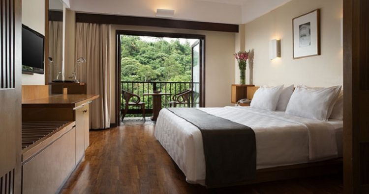 Deluxe Balcony Room (luas 28 meter persegi) via padmahotelbandung, 1. Mari Mulai dari GH Universal, Hotel dengan Arsitektur TERKEREN di Seantero Bandung, 2. Hotel Padma, Hotel dengan View TERINDAH: Menghadap ke Arah Lembah, Cyin!, 3. Stevie G, Hotel dengan Konsep TERUNIK, Khususnya untuk Fans Liverpool, 4. Untuk Pengalaman Berenang yang Memuaskan, Menginaplah di Oasis Siliwangi Boutique Hotel yang Memiliki Kolam Renang TERBAIK Sekelas Waterpark, 5. Trans Luxury Hotel Bandung, Hotel Mewah dengan Fasilitas Hiburan TERLENGKAP, 6. Mencari Hotel dengan View Pedesaan? Menginaplah di Sapu Lidi, Hotel dengan View TER-UDIK se-Bandung Raya., 7. Untuk Liburan Berkesan yang Nggak Bikin Kantong Bolong, Menginap Saja di Cottonwood Bed & Breakfast, Hotel Berbintang TERMURAH dalam Daftar Ini., 8. Last But Not Least, Kalian Dapat Mencicipi Sepenggal Keharuman Sejarah Masa Lalu Bandung dengan Menginap di Savoy Homann, Hotel TERTUA dan Paling Bersejarah dalam Daftar Rekomendasi Ini.