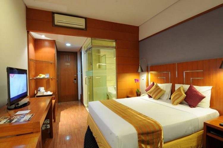 Deluxe Room Savoy Homann Bidakara Hotel via Facebook, 1. Mari Mulai dari GH Universal, Hotel dengan Arsitektur TERKEREN di Seantero Bandung, 2. Hotel Padma, Hotel dengan View TERINDAH: Menghadap ke Arah Lembah, Cyin!, 3. Stevie G, Hotel dengan Konsep TERUNIK, Khususnya untuk Fans Liverpool, 4. Untuk Pengalaman Berenang yang Memuaskan, Menginaplah di Oasis Siliwangi Boutique Hotel yang Memiliki Kolam Renang TERBAIK Sekelas Waterpark, 5. Trans Luxury Hotel Bandung, Hotel Mewah dengan Fasilitas Hiburan TERLENGKAP, 6. Mencari Hotel dengan View Pedesaan? Menginaplah di Sapu Lidi, Hotel dengan View TER-UDIK se-Bandung Raya., 7. Untuk Liburan Berkesan yang Nggak Bikin Kantong Bolong, Menginap Saja di Cottonwood Bed & Breakfast, Hotel Berbintang TERMURAH dalam Daftar Ini., 8. Last But Not Least, Kalian Dapat Mencicipi Sepenggal Keharuman Sejarah Masa Lalu Bandung dengan Menginap di Savoy Homann, Hotel TERTUA dan Paling Bersejarah dalam Daftar Rekomendasi Ini.