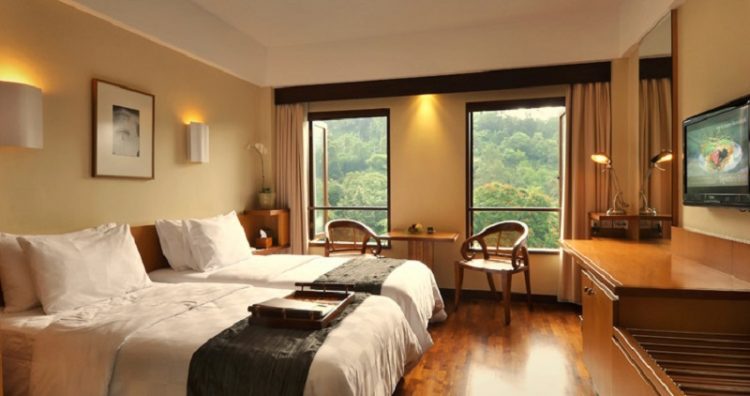 Deluxe Room (luas 28 meter persegi) via padmahotelbandung, 1. Mari Mulai dari GH Universal, Hotel dengan Arsitektur TERKEREN di Seantero Bandung, 2. Hotel Padma, Hotel dengan View TERINDAH: Menghadap ke Arah Lembah, Cyin!, 3. Stevie G, Hotel dengan Konsep TERUNIK, Khususnya untuk Fans Liverpool, 4. Untuk Pengalaman Berenang yang Memuaskan, Menginaplah di Oasis Siliwangi Boutique Hotel yang Memiliki Kolam Renang TERBAIK Sekelas Waterpark, 5. Trans Luxury Hotel Bandung, Hotel Mewah dengan Fasilitas Hiburan TERLENGKAP, 6. Mencari Hotel dengan View Pedesaan? Menginaplah di Sapu Lidi, Hotel dengan View TER-UDIK se-Bandung Raya., 7. Untuk Liburan Berkesan yang Nggak Bikin Kantong Bolong, Menginap Saja di Cottonwood Bed & Breakfast, Hotel Berbintang TERMURAH dalam Daftar Ini., 8. Last But Not Least, Kalian Dapat Mencicipi Sepenggal Keharuman Sejarah Masa Lalu Bandung dengan Menginap di Savoy Homann, Hotel TERTUA dan Paling Bersejarah dalam Daftar Rekomendasi Ini.