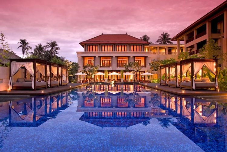 Eksterior hotel via Makemytrip, 1. Mulia Resort Nusa Dua, Hotel Mewah dengan Dua Kapel Romantis di Tepi Pantai Nusa Dua, 2. Selebrity Hong Kong, Sharon Chan dan Pasangannya, Memilih Conrad Bali Sebagai Venue Wedding dan Bulan Madu Mereka , 3. Villa Bayuh Sabbha, Pernah Menjadi Saksi Janji Suci Antara Tamara Bleszynski dan Mike Lewis, 4. Mari Beralih ke Ayana Spa &amp; Resort Bali, Tempat Franda dan Samuel Zylgwyn Mengikat Janji, 5. Dan Tentu Saja Jangan Lupakan Alila Villas Soori, Tempatnya Raffi Ahmad dan Nagita Slavina Menggelar Private Party di Bali