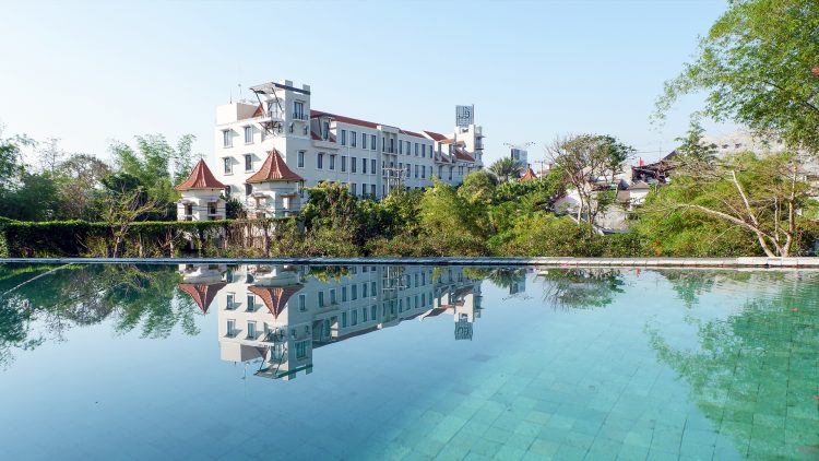 Pengen Suasana yang Lebih Keren tapi Nggak Bikin Kantong Jebol? Saatnya Melirik El Hotel Malang, 1. The Batu Villas, 2. Butik Capsule Hotel, 3. Hasanah Suhat, 4. El Hotel Malang, 5. Kertanegara Premium Guest House, 6. Merbabu Guest House, 7. Solaris Hotel Malang, 8. HARRIS Hotel & Convention Malang, 9. Lux Tychi Hotel Malang , 10. The 101 Malang OJ, 11. The Balava, 12. Grand Cakra Hotel Malang