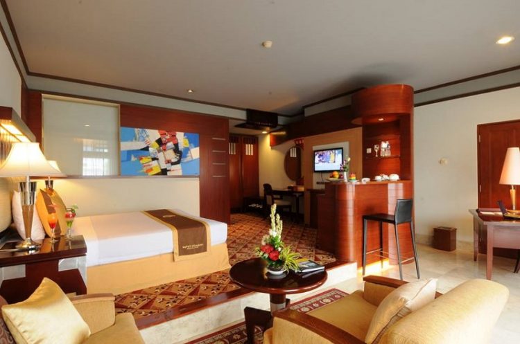 Executive room Savoy Homann Bidakara Hotel via facebook, 1. Mari Mulai dari GH Universal, Hotel dengan Arsitektur TERKEREN di Seantero Bandung, 2. Hotel Padma, Hotel dengan View TERINDAH: Menghadap ke Arah Lembah, Cyin!, 3. Stevie G, Hotel dengan Konsep TERUNIK, Khususnya untuk Fans Liverpool, 4. Untuk Pengalaman Berenang yang Memuaskan, Menginaplah di Oasis Siliwangi Boutique Hotel yang Memiliki Kolam Renang TERBAIK Sekelas Waterpark, 5. Trans Luxury Hotel Bandung, Hotel Mewah dengan Fasilitas Hiburan TERLENGKAP, 6. Mencari Hotel dengan View Pedesaan? Menginaplah di Sapu Lidi, Hotel dengan View TER-UDIK se-Bandung Raya., 7. Untuk Liburan Berkesan yang Nggak Bikin Kantong Bolong, Menginap Saja di Cottonwood Bed & Breakfast, Hotel Berbintang TERMURAH dalam Daftar Ini., 8. Last But Not Least, Kalian Dapat Mencicipi Sepenggal Keharuman Sejarah Masa Lalu Bandung dengan Menginap di Savoy Homann, Hotel TERTUA dan Paling Bersejarah dalam Daftar Rekomendasi Ini.