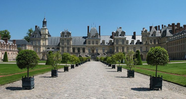 Fontainebleau via Theculturetrip, 1. Palace of Versailles, 2. Fontainebleau, 3. Sceaux, 4. Mont Saint Michel, 5. Saint-Germain-en-Laye, 6. Provins, 7. Chartres, 8. Reims, 9. Giverny, 10. Menara Eiffel, 11. Musee du Louvre, 12. Notre Dame de Paris, 13. Arc de Triomphe, 14. Champs-Élysées, 15. Sacré-Cœur, 16. Tuileries Garden, 17. Jardin du Luxembourg, 18. Montmartre, 19. Musée d’Orsay, 20. Disneyland Paris, 21. Place de la Concorde, 22. The Centre Pompidou, 23. Le Marais, 24. Champ de Mars, 25. Palais Garnier, 26. Montparnasse Tower, 27. Panthéon, 28. Rodin Museum, 29. Conciergerie, 30. Pont des Arts, 31. Musée de l’Orangerie, 32. Grand Palais, 33. La Villette