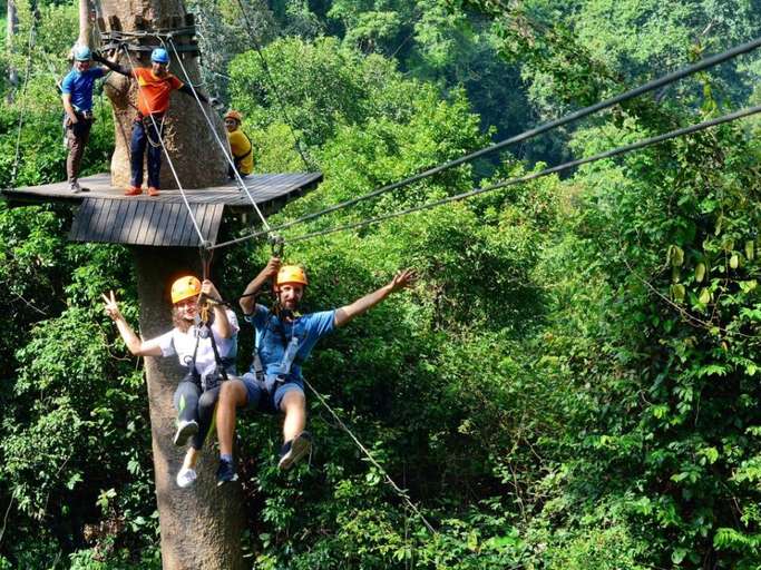 Flight of the Gibbon via Traveloka, 1. Pantai Pattaya, penuh pesona di siang hari dan menggoda iman di malam hari, 2. Pantai Jomtien, cocok bagi pecinta keramaian yang lebih sunyi, 3. Pantai Na Jomtien, pantai populer yang tetap menawarkan privasi, 4. Pantai Naklua, ideal bagi pecinta suasana pantai dan kehidupan di sekitarnya, 5. Pantai Wong Amat, bagi kalian yang ingin santai menikmati matahari, 6. Koh Larn, pulau Coral dengan pantai indah yang jadi surga dunia di Pattaya, 7. Puas bermain di pantai, saatnya mengenal kehidupan di laut Pattaya dengan main ke Underwater World Pattaya, 8. Bosan dengan laut dan suasana pantai? Pattaya Park hadir untuk menyelamatkan hari kalian, 9. Nggak hanya punya pantai dan waterpark, Pattaya juga punya Nong Nooch Tropical Garden & Cultural Village yang terlalu keren untuk dilewatkan, 10. Wat Phra Yai dan patung Buddha berukuran super besarnya, 11. Wat Yansangwararam, kuil yang dipersembahkan untuk Raja Bhumibol Adulyadej, 12. Wat Chaimongkol, kuil megah dengan gaya arsitektur yang eksotis, 13. Walau bukan kuil, Sanctuary of Truth ini juga layak kalian sambangi karena tempat ini mewakili semua unsur filosofi dalam budaya Thailand kuno, 14. Bagi para penantang adrenalin, uji nyali kalian dengan mencoba berbagai petualangan di Flight of the Gibbon, 15. Ripley’s Believe It Or Not, museum yang akan membuat kalian tercengang hingga akhir, 16. Art in Paradise, galeri yang akan menipu mata kalian, 17. Teddy Bear Museum Pattaya, museum untuk pecinta beruang Teddy, 18. Untuk pengalaman wisata bernuansa lokal, mampirlah ke Pattaya Floating Market dan rasakan serunya belanja di pasar terapung, 19. Sebagai pengenalan terhadap dunia malam di Pattaya, mulailah dengan menyusuri Pattaya Walking Street, 20. Melihat Pertunjukan kabaret