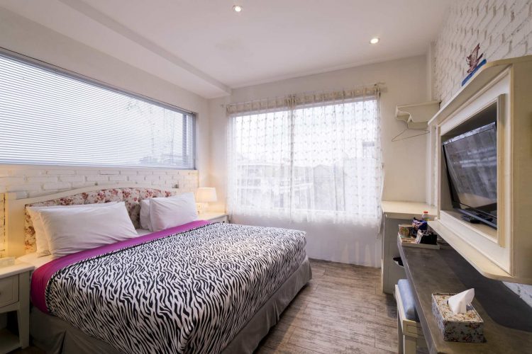 French Deluxe Double Bed (180x200), 1. Mari Mulai dari Sayana Bed &amp; Breakfast, Oase Homey di Tengah Keramaian Bandung , 2. Sisco Bed and Breakfast, “Rumah Kedua” yang Nggak Jauh dari Beberapa Kampus Populer di Bandung, 3. Untuk Akomodasi Hemat di Sekitar Sukajadi, Magnolia Bed &amp; Breakfast Siap Menjamu Kalian dengan Keramahan ala Rumah Sendiri, 4. Rasakan Serunya Punya “Rumah Sendiri” di Kawasan Dago Atas dengan Menginap di Rumah Kiboku Bed &amp; Breakfast, 5. Sedangkan Jika Ingin Merasakan “Punya Rumah Sendiri” di Sekitar Lembang, Rose Chamber Bed &amp; Breakfast Layak Untuk Dijamahi, 6.Summerbird Bed and Brasserie, B&amp;B Konsep Baru yang Keren dan Instagramable Banget! 