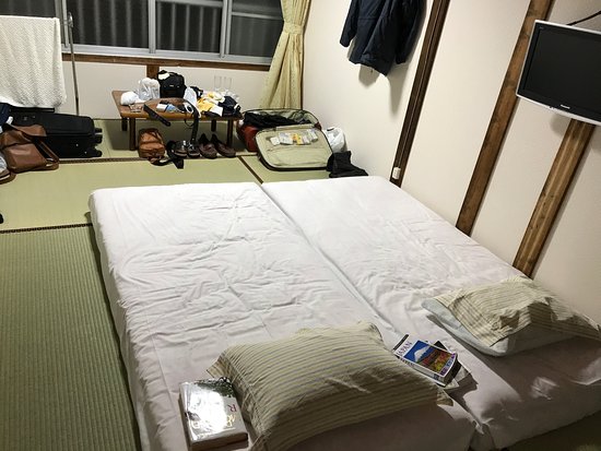 Fujiyoshida Youth Hostel via Tripadvisor, 1. Kenalan dengan Koe House Kawaguchiko, Yuk! Rate Awalnya Masih Dibawah JPY2000, Lho, 2. Mt Fuji Hostel Michaels, Budget Hotel yang Punya Fasilitas Bar, 3. Berminat Untuk Jalan-jalan ke Danau Kawaguchiko? Nginepnya di K’s House Mt.Fuji Saja!, 4. Kalian Bisa Menikmati Keindahan Gunung Fuji Sambil Berendam di Onsen-nya Kawaguchiko Station Inn, Lho!, 5. Kagelow Mt.Fuji Hostel Kawaguchiko, Cocok Bagi Traveller yang Ngaku Sebagai Instagrammer, 6. Saatnya Kenalan dengan Fujiyoshida Youth Hostel yang Selalu Dapat Rating Tinggi di Berbagai Situs Booking Hotel, 7. Satu Lagi Hostel Budget yang Siap Menyambut Kalian dengan Suasana yang Cukup Instagram-able, yaitu Hostel &amp; Salon Saruya, 8. Dan, Sempatkan Untuk Nginap di Royal Hotel Kawaguchiko, Hotel Budget yang Punya Onsen Keren