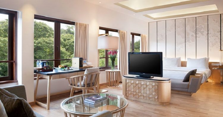 Gallery Suite (56 meter persegi) via padmahotelbandung, 1. Mari Mulai dari GH Universal, Hotel dengan Arsitektur TERKEREN di Seantero Bandung, 2. Hotel Padma, Hotel dengan View TERINDAH: Menghadap ke Arah Lembah, Cyin!, 3. Stevie G, Hotel dengan Konsep TERUNIK, Khususnya untuk Fans Liverpool, 4. Untuk Pengalaman Berenang yang Memuaskan, Menginaplah di Oasis Siliwangi Boutique Hotel yang Memiliki Kolam Renang TERBAIK Sekelas Waterpark, 5. Trans Luxury Hotel Bandung, Hotel Mewah dengan Fasilitas Hiburan TERLENGKAP, 6. Mencari Hotel dengan View Pedesaan? Menginaplah di Sapu Lidi, Hotel dengan View TER-UDIK se-Bandung Raya., 7. Untuk Liburan Berkesan yang Nggak Bikin Kantong Bolong, Menginap Saja di Cottonwood Bed & Breakfast, Hotel Berbintang TERMURAH dalam Daftar Ini., 8. Last But Not Least, Kalian Dapat Mencicipi Sepenggal Keharuman Sejarah Masa Lalu Bandung dengan Menginap di Savoy Homann, Hotel TERTUA dan Paling Bersejarah dalam Daftar Rekomendasi Ini.